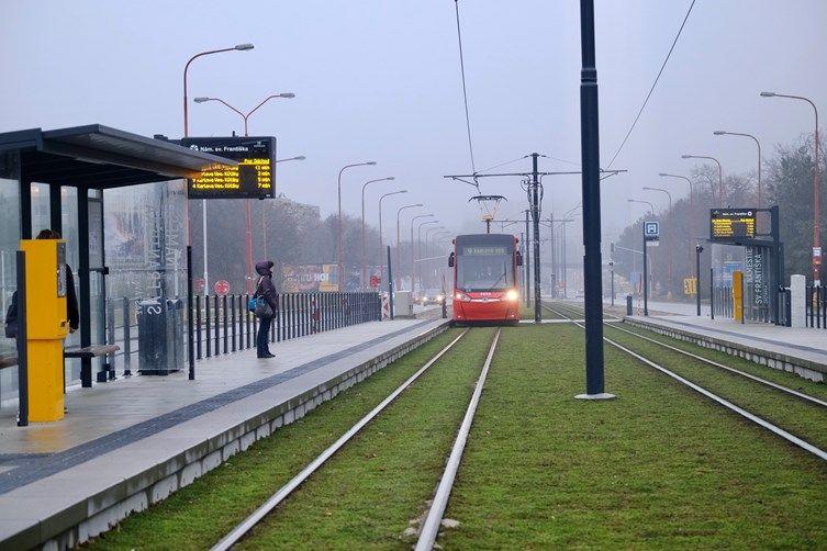 nová červená električka ide na zastávku v dubravke