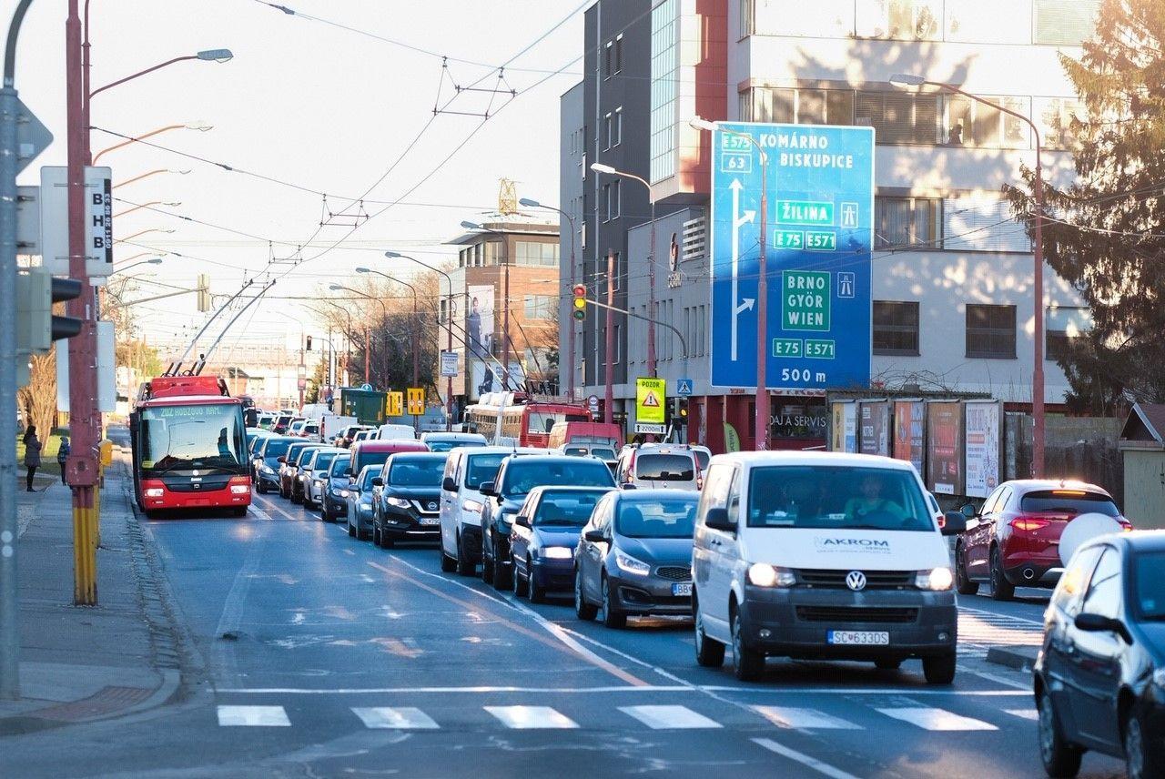 záber Gagarínovej, na ceste je veľa áut, ktoré čakajú v zápche, v bus pruhu ide nový červený trolejbus