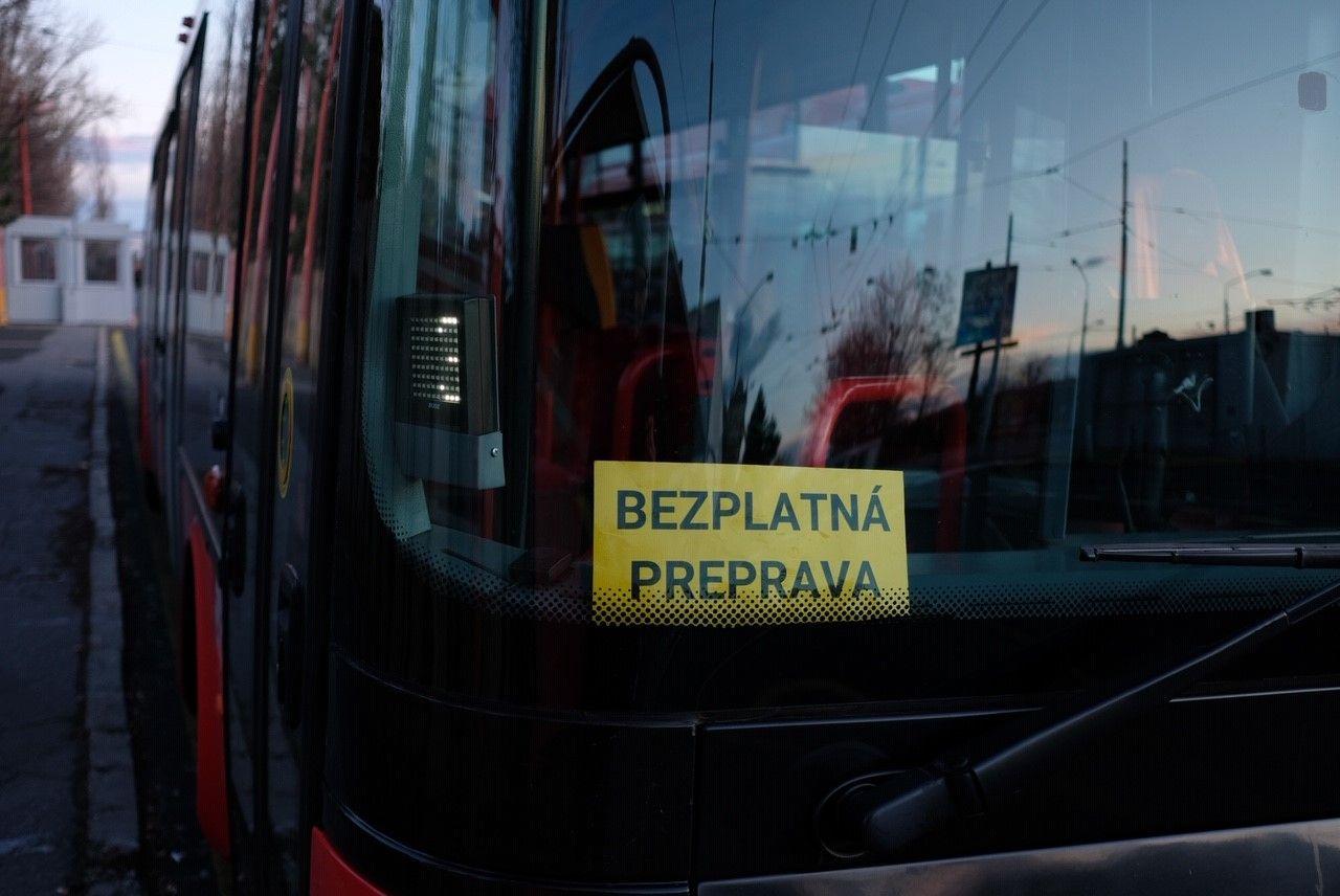 tabuľka za čelnoým skolm nového červeného trolejbusu s nápisom bezplatná preprava