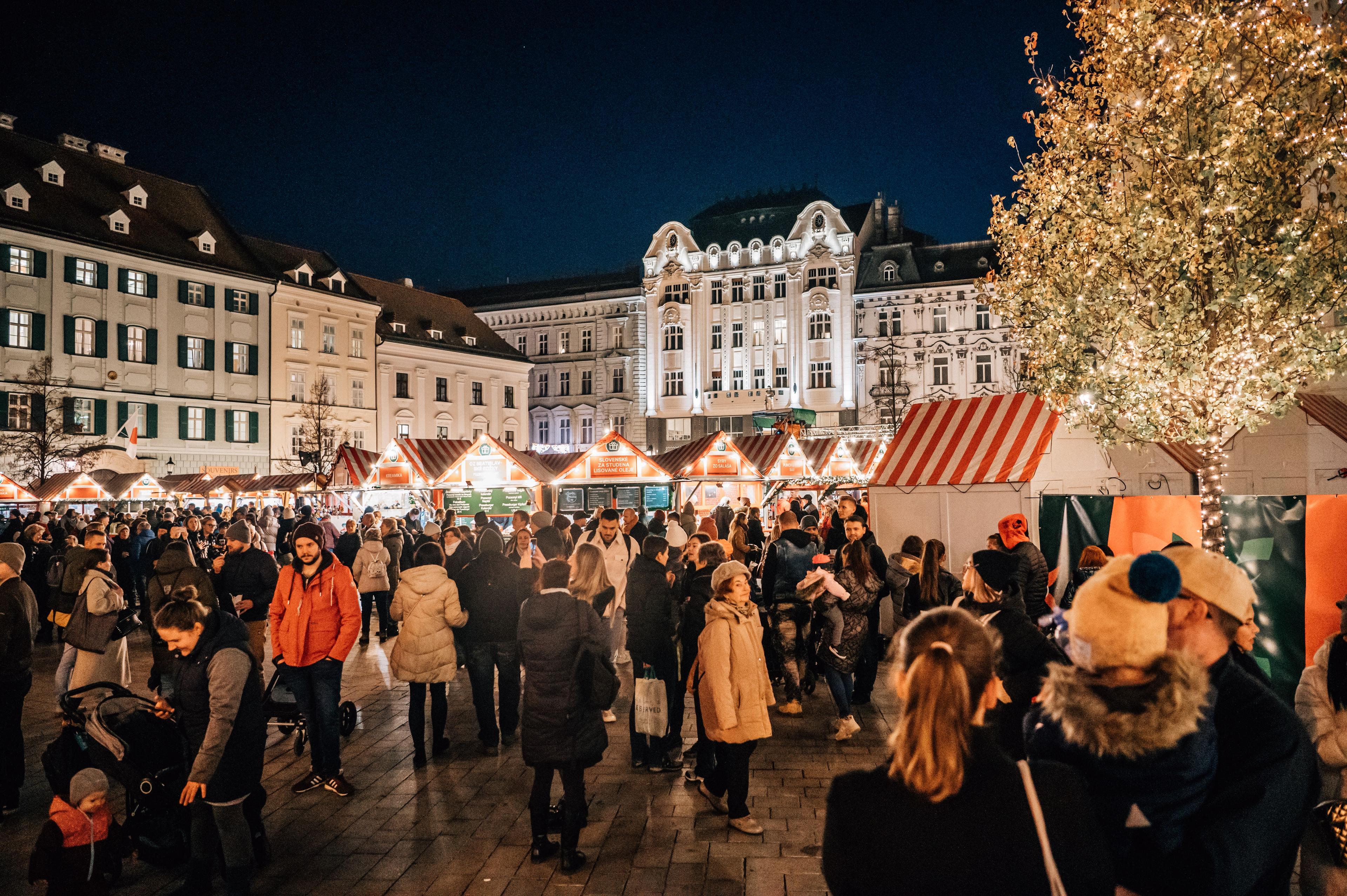 Vianočné trhy - pohľad na dav na Hlavnom námestí