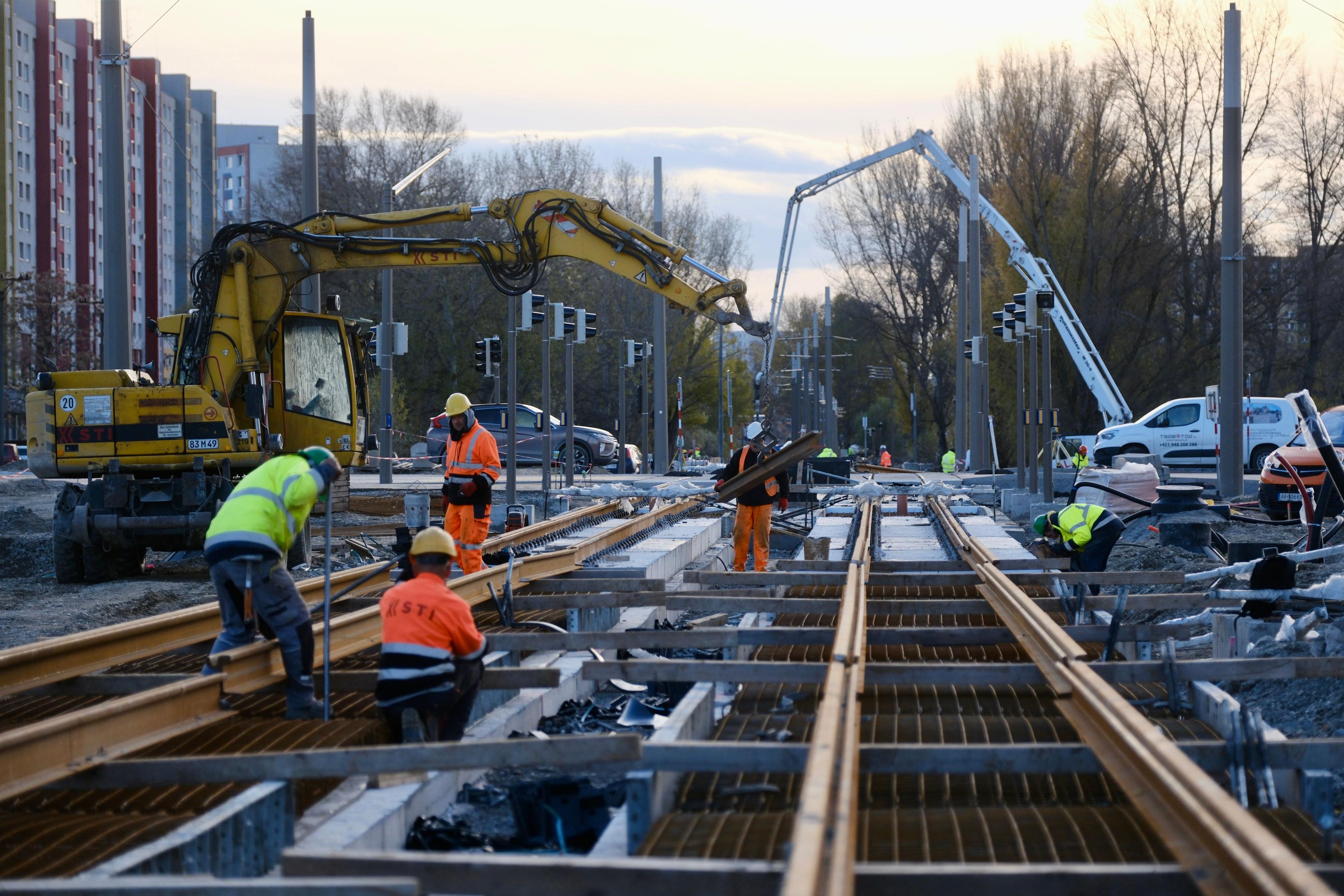 Petržalská električka napreduje, cieľom je, aby ešte pred Vianocami touto traťou prešla prvá električka