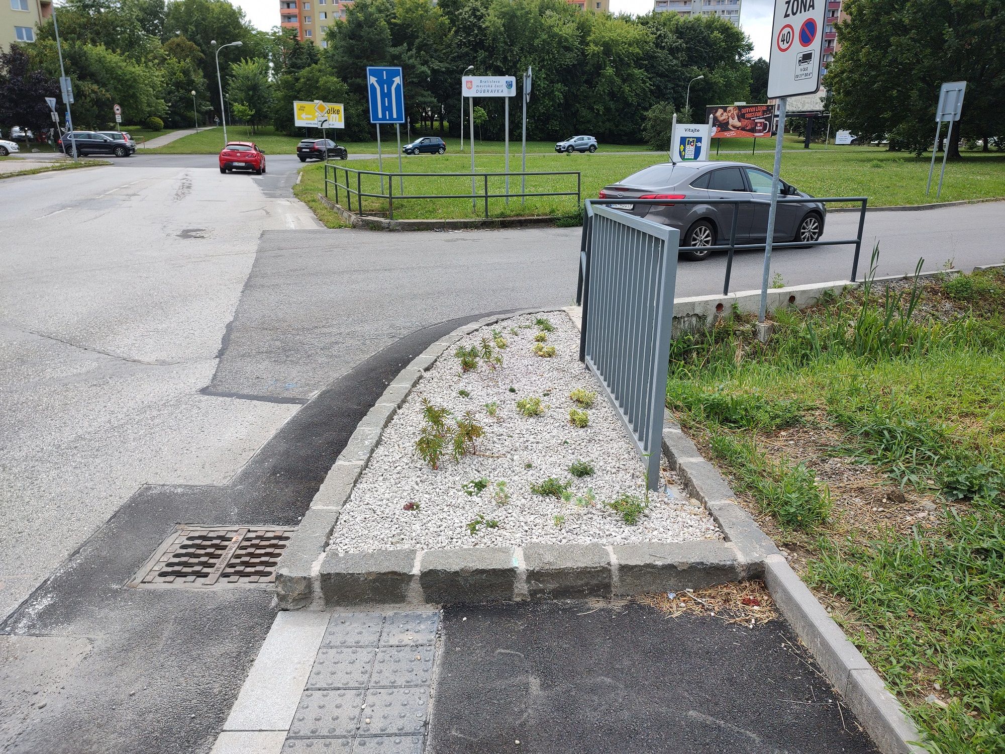 Chodník na Ul. Janka Alexyho v bratislavskej Dúbravke po debarierizácií