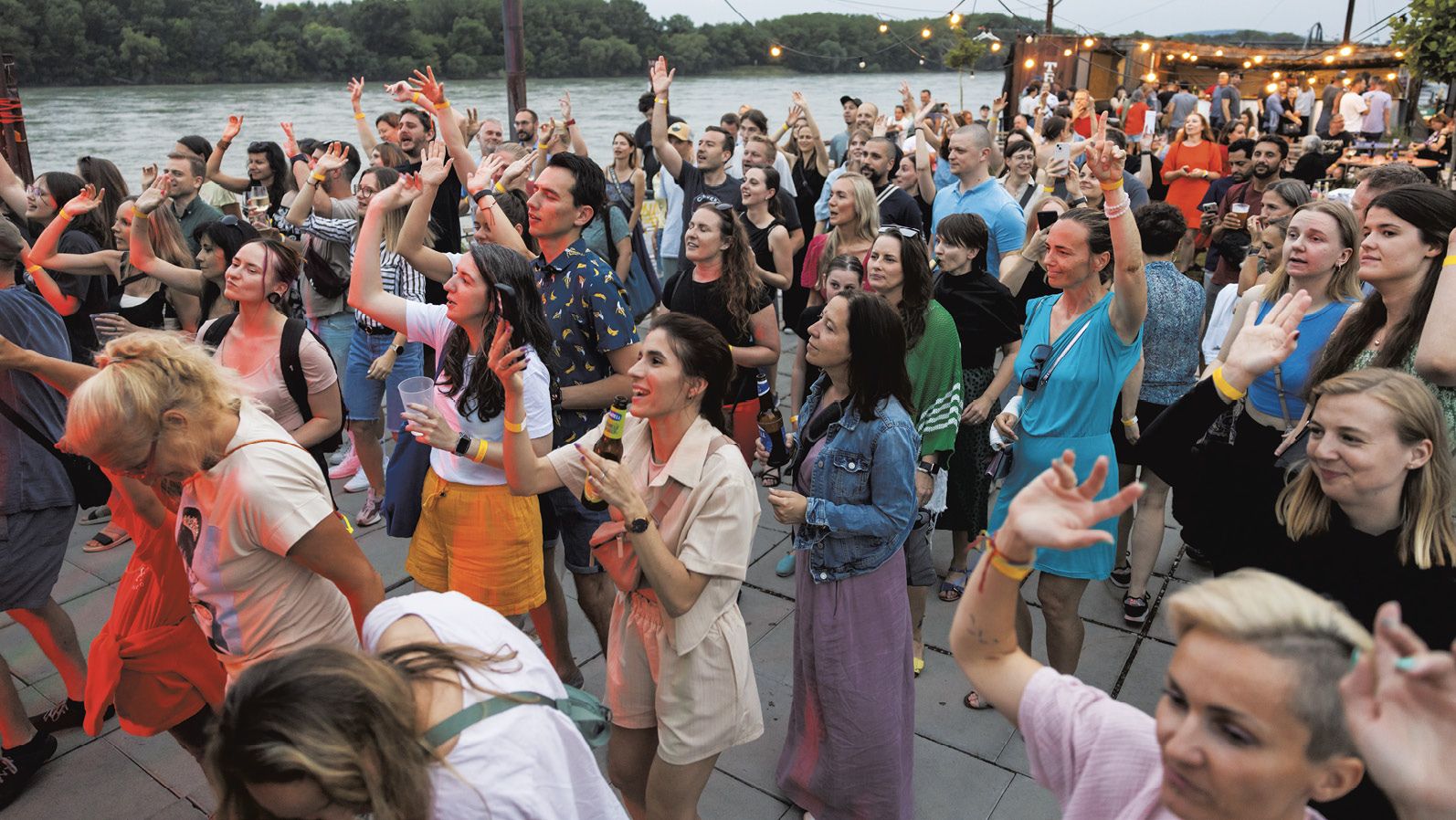 Ľudia na palube lode Pink Whale na Dunaji počas vlaňajšieho festivalu litera fest.