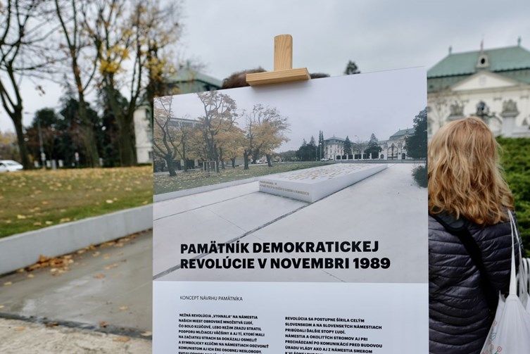 fotka tabule o pamätníku demokratickej revolúcie 1989