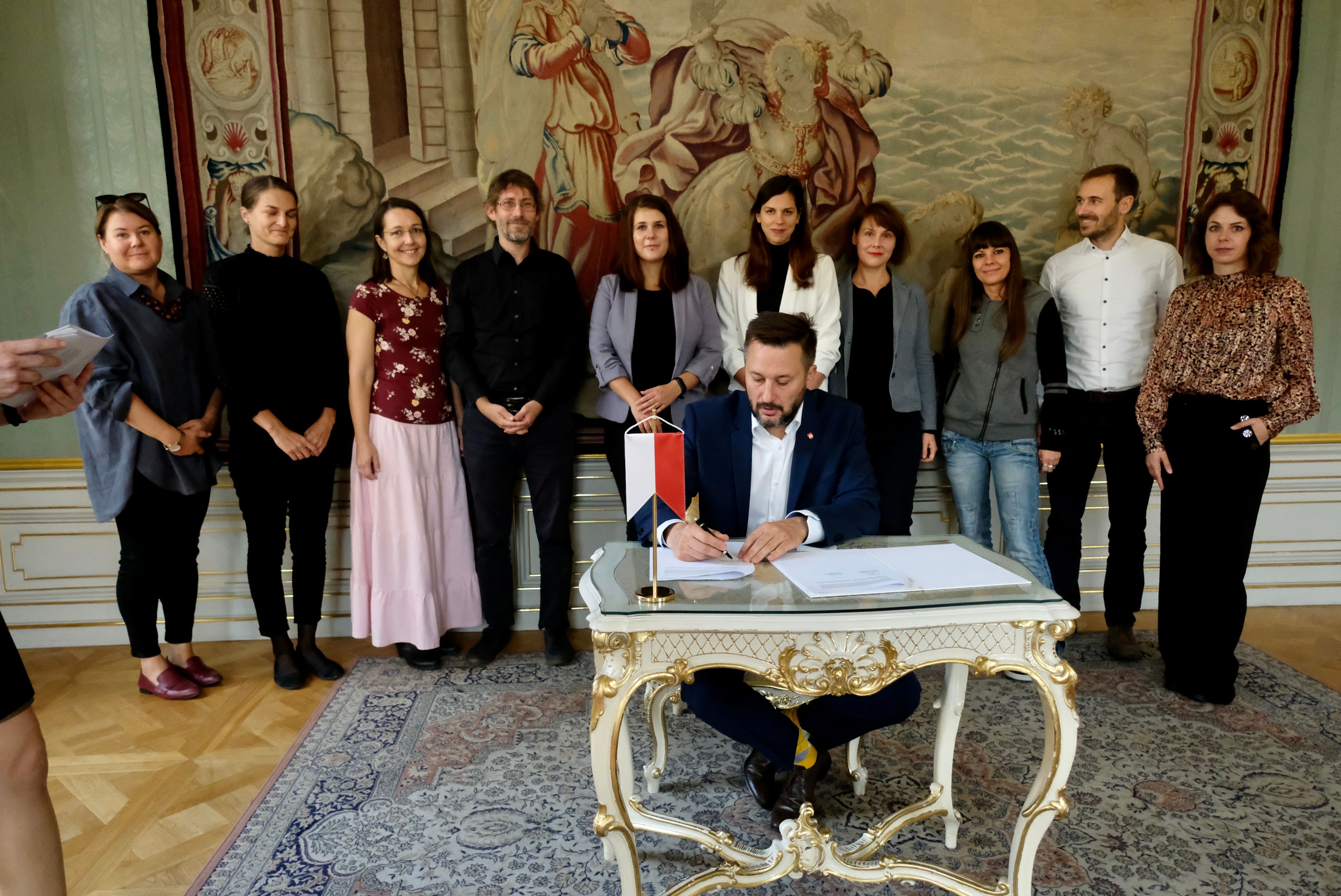 Primátor Bratislavy M. Vallo podpisuje v Primaciálnom paláci memorandum o spolupráci s neziskovými organizáciami Depaul Slovensko a OZ Odyseus