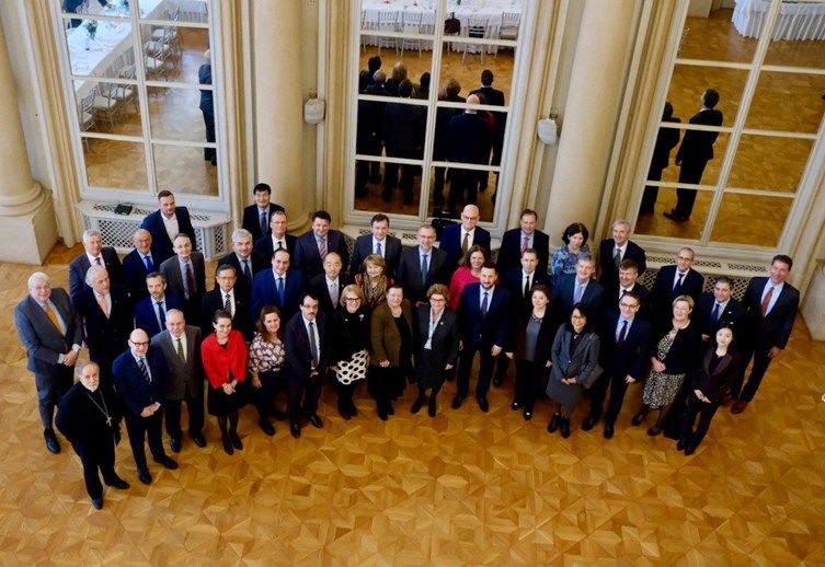 skupinova fotografia primátora hl. mesta slovenska s velvislancami všetkých štátov, ktoré majú velvislanectvo v bratislave